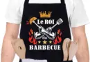 Halinuia Tablier Barbecue Homme, Tablier de Cuisine pour Homme, Réglable Étanche Noir Tablier BBQ personnalisé pour Barbecue Fête, Fête des Pères, Anniversaire, Noël – Artia13 est rémunéré par notre partenaire Amazon